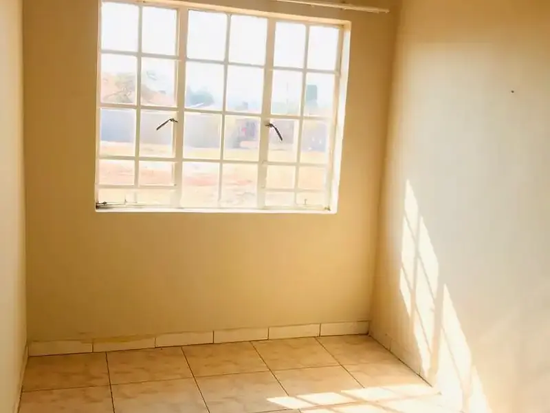 Neat 1 bed flat on second floor