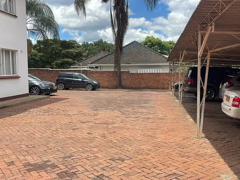 Neat 3 bed duplex flat to rent in Avondale